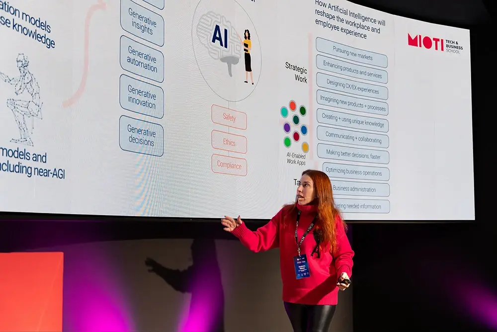 Fabiola Pérez, CEO de MIOTI, exponiendo sobre Gen AI