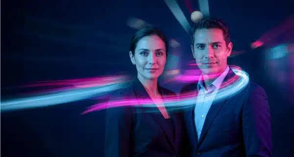 Dos personas executives rodeadas por una haz de luz tecnológica