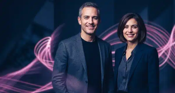 Hombre y mujer executive rodeados de una onda tech