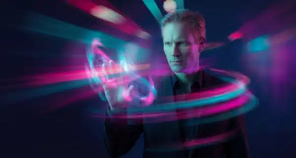 Hombre executive interactuando con holograma de energía