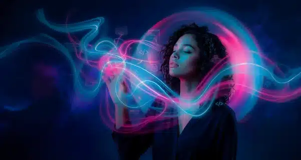 Mujer rodeada de luces de neon rosas y azules